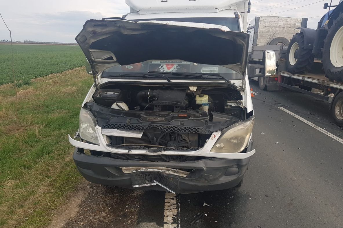 Panică pe DN 71! Trei autovehicule s-au ciocnit, după ce o roată de rezervă a căzut pe șosea