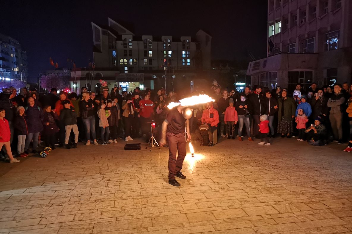 FOTO VIDEO „Ora Pământului”, sărbătorită cu muzică, foc și observații astronomice, la Târgoviște