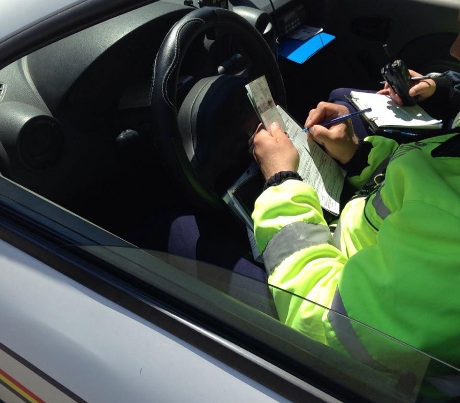 Dosare penale pentru trei tineri. Au sustras o mașină și au condus fără permis