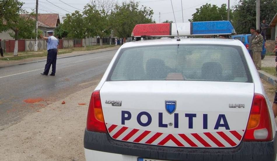 Tânăr de 19 ani reținut de polițiști, după ce a furat o mașină, pe care a condus-o beat și fără permis