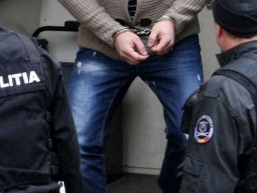Specializați în spargeri de magazine, trei tineri au fost reținuți de polițiștii din Fieni