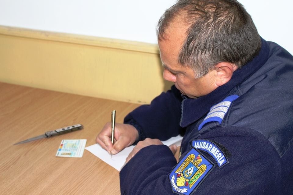 Sancționat de jandarmi, după ce a fost prins având un cuțit asupra sa, într-un liceu din Târgoviște