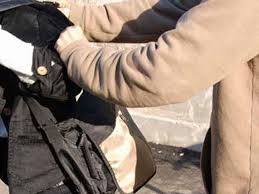 Plasat sub control judiciar, după ce a tâlhărit o femeie și i-a luat poșeta