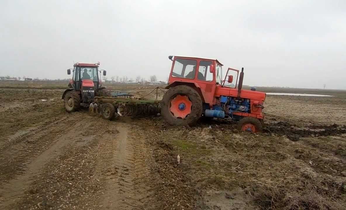 Bărbat accidentat grav, după ce propriul tractor a căzut peste el, la Pucheni