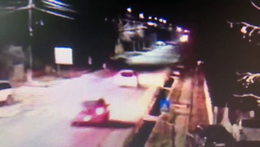 VIDEO Înregistrarea cu bărbatul călcat de două mașini, la interval de câteva secunde