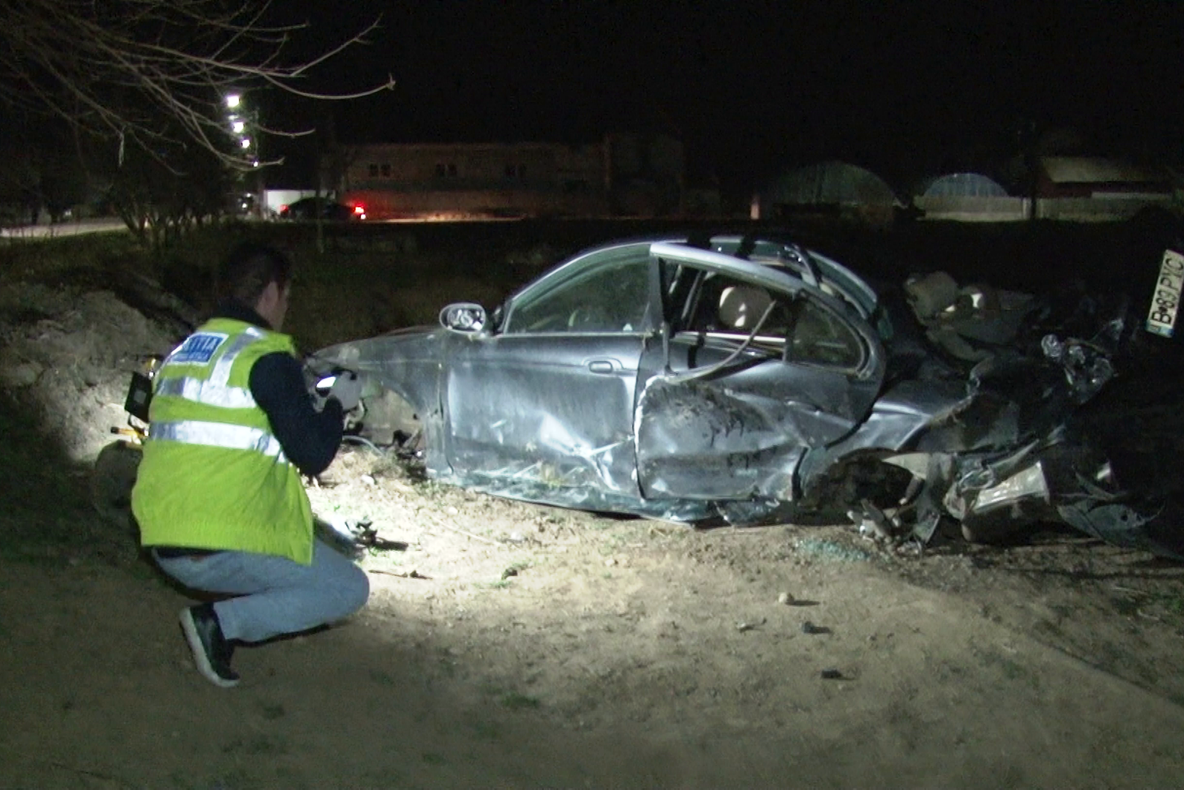 Jaguar cu plăcuțe de Dacie, răsturnat pe un câmp din Băleni