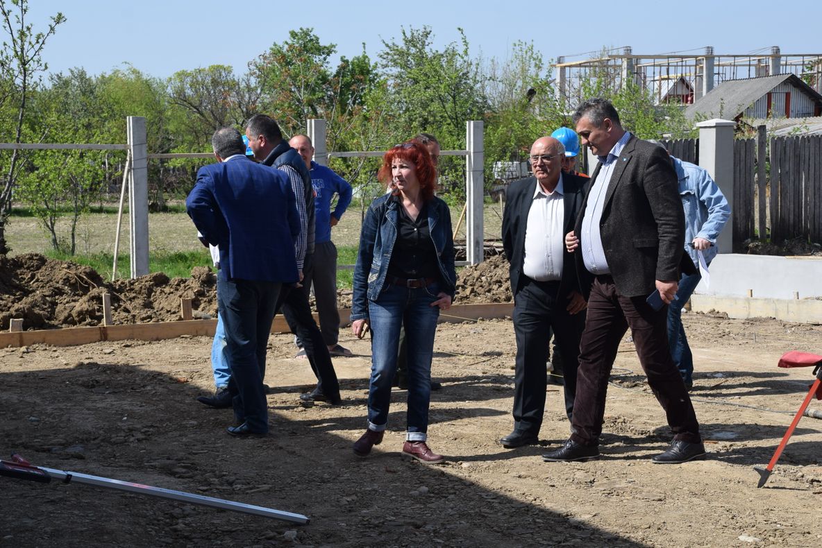 Zeci de edili, chemați la discuții la CJ Dâmbovița, pe subiecte fierbinți