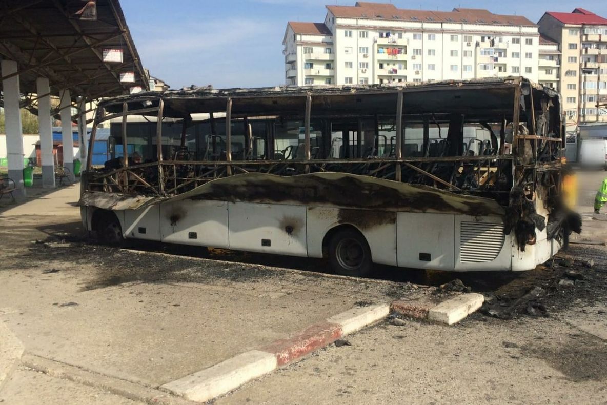 Panică într-o autogară din Târgoviște. Mai multe mașini au fost distruse de flăcări