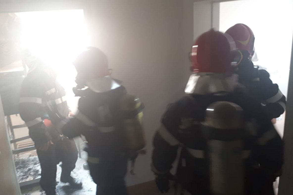 Casă făcută scrum și doi răniți, la Bezdead, din cauza unui aragaz defect