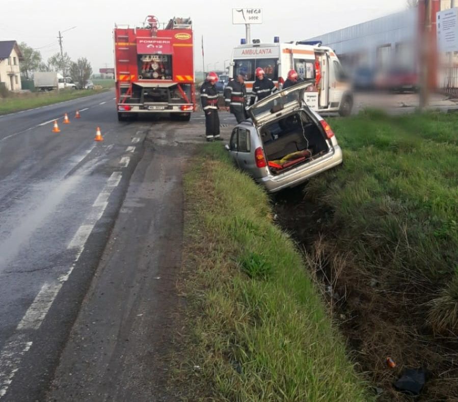 Șofer de 75 de ani rănit, după ce a ajuns cu mașina în șanț