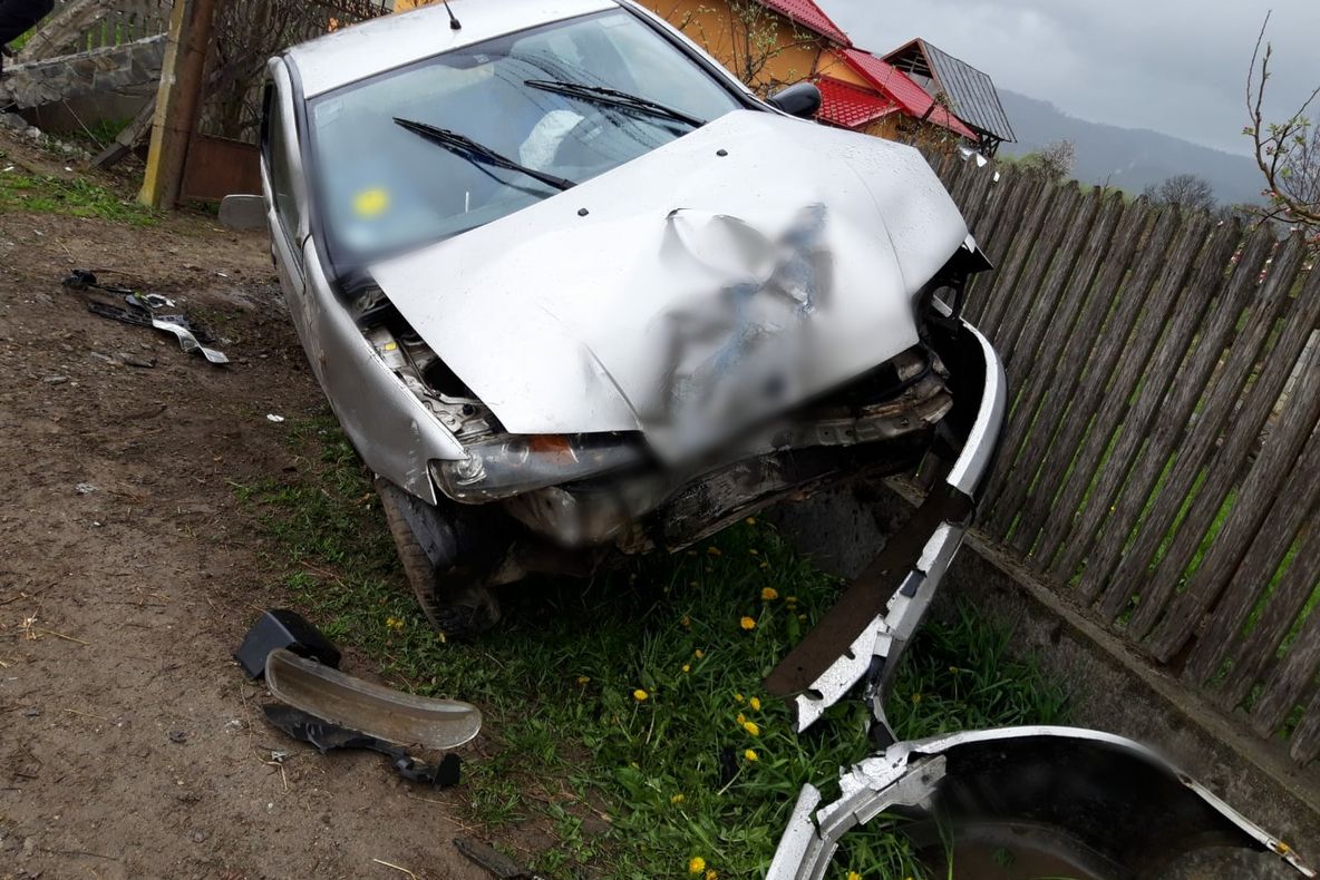 A intrat cu mașina direct în gardul vecinilor