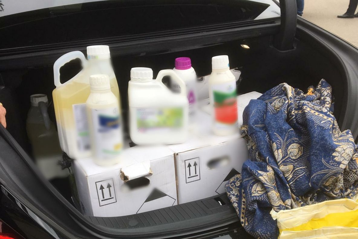 Sute de kg de produse periculoase descoperite de polițiști la Răzvad, în posesia unui vrâncean