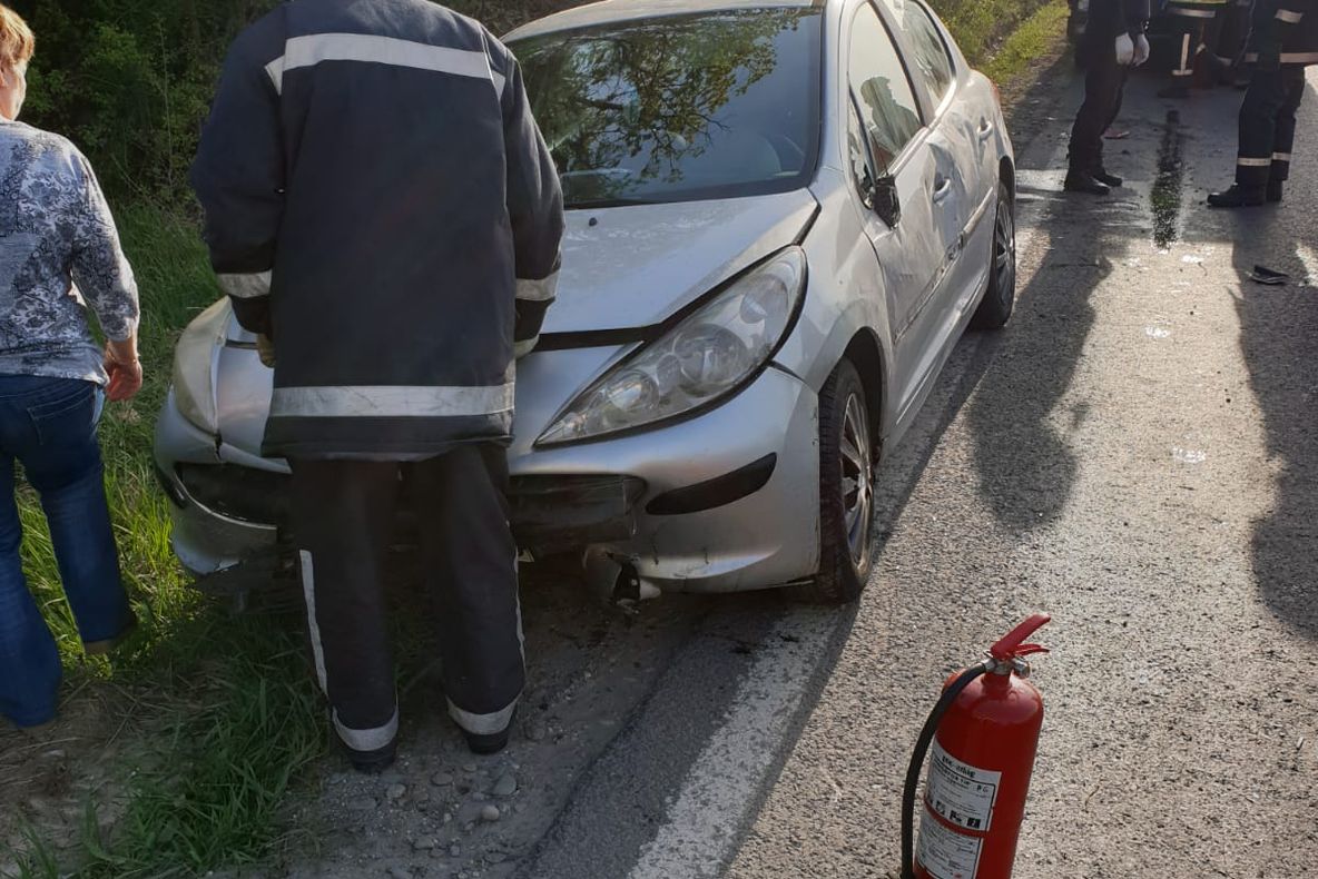A ieșit în decor pe DN 72 . Trei persoane au fost în pericol maxim