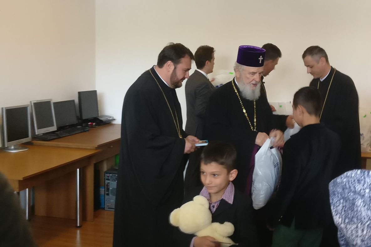 22 de copii au primit daruri din partea Arhiepiscopiei Târgoviște