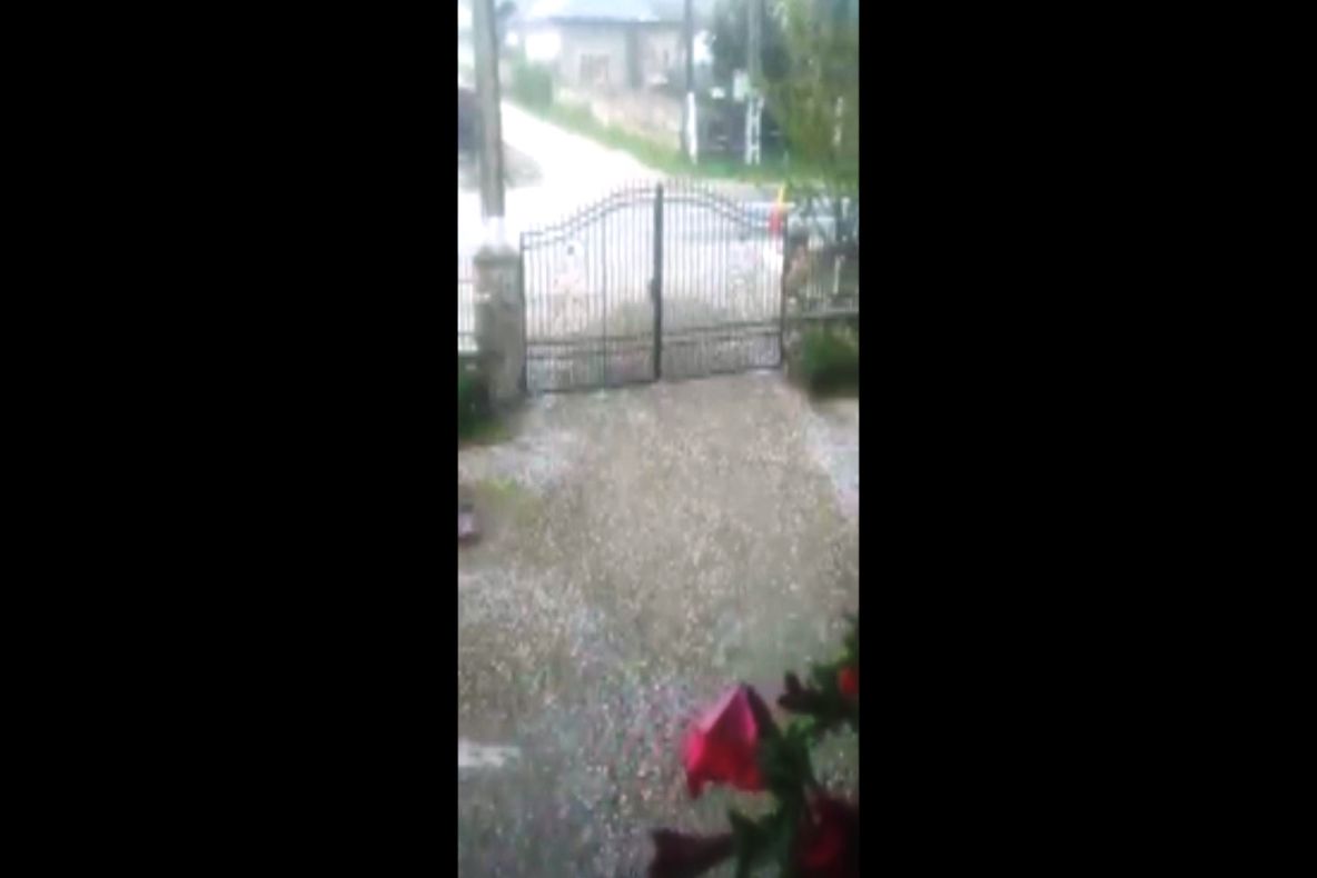 VIDEO Imagini din Dâmboviţa cu grindina, care a durat de câteva minute