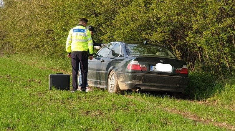 Update| Nu a oprit la semnalul agenților și ulterior a abandonat mașina. Este căutat de polițiștii dâmbovițeni