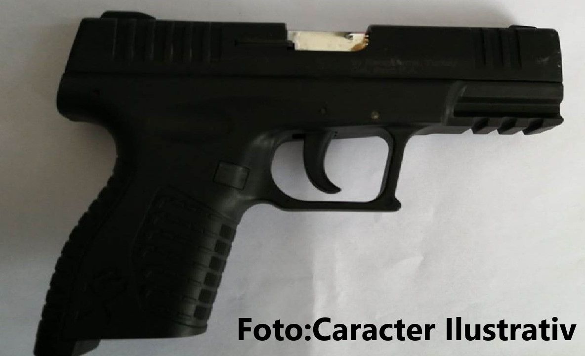 Tânăr din Potlogi prins de polițiști cu un pistol fără acte, asupra sa