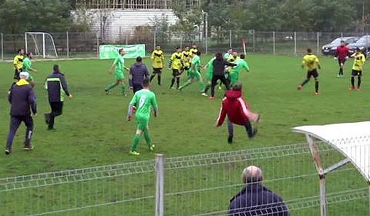Scandal monstru în Liga a 5-a. Un fotbalist a ieșit bătut din teren