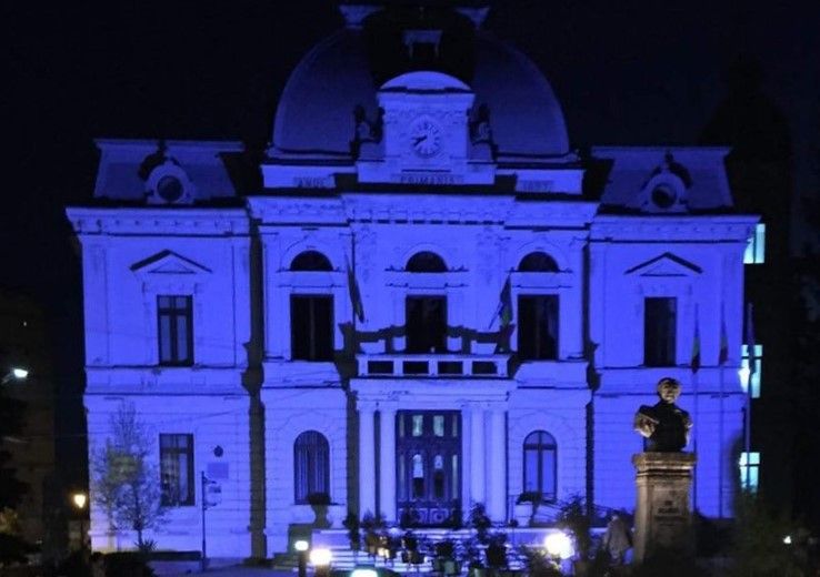 Primăria Târgoviște "colorată" în albastru, de ziua mondială a conștientizării autismului