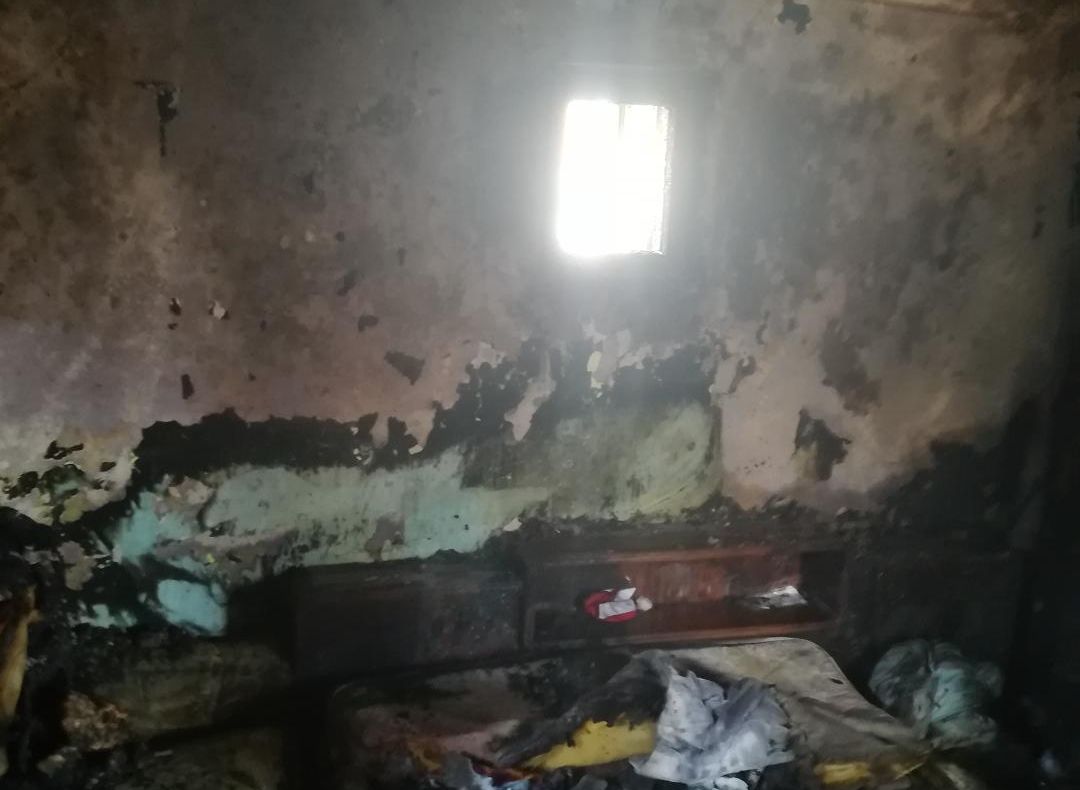 Ajutoare de urgență, trimise de Crucea Roșie la Răzvad, acolo unde o familie a fost afectată de un incendiu