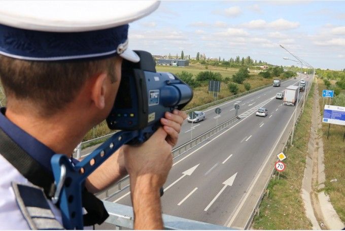 Șofer care a zburat cu 200 de km/h pe autostradă, scăpat de Judecătoria Găești