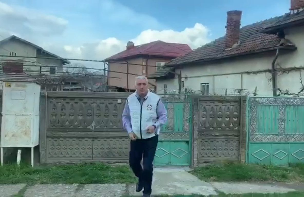 Video| Imagini virale. Senatorul Adrian Țuțuianu filmat împărțind pliante electorale de unul singur, în o comună dâmbovițenă