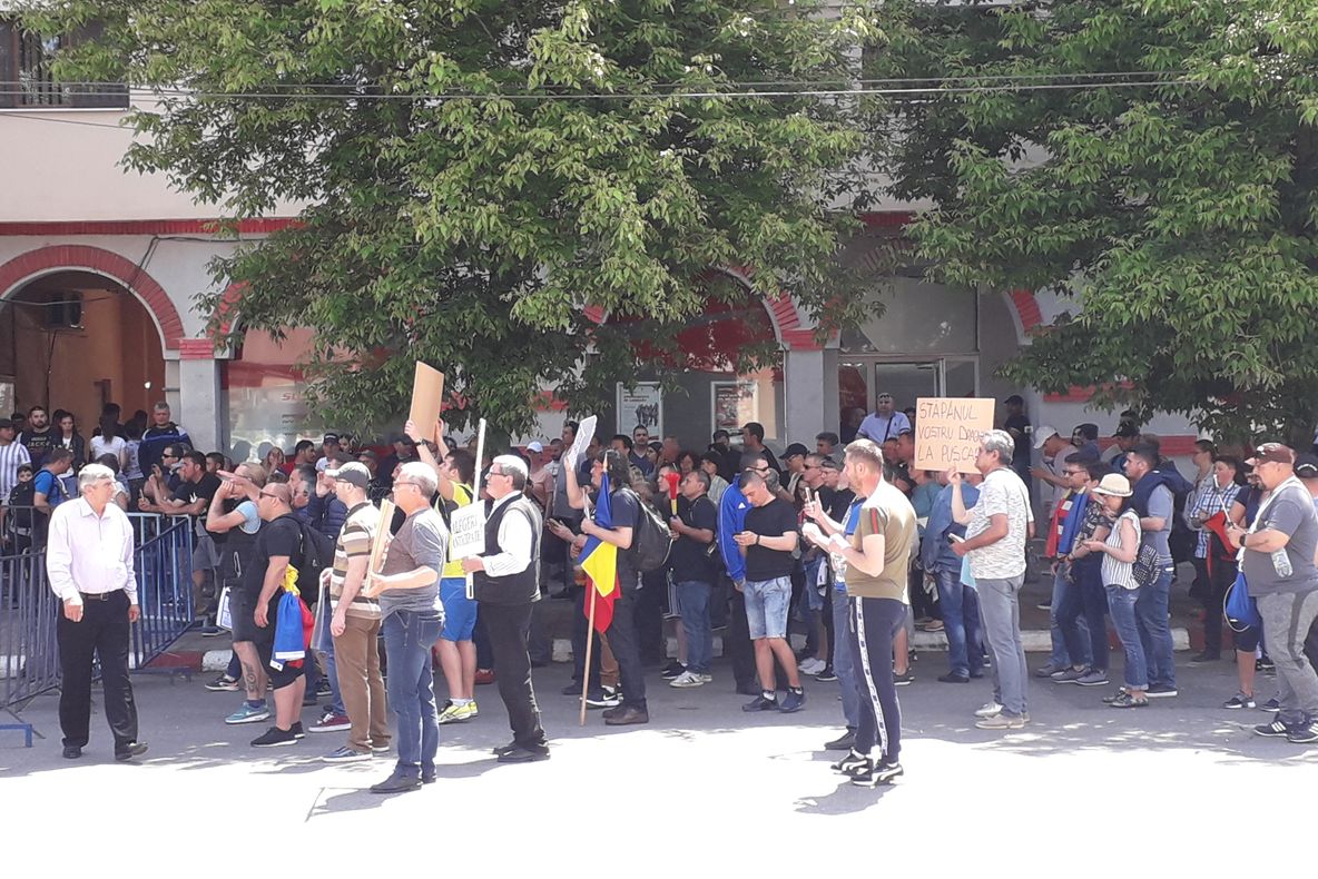 Foto-Video| Câteva zeci de protestatari au "bruiat" mitingul electoral de la Târgoviște