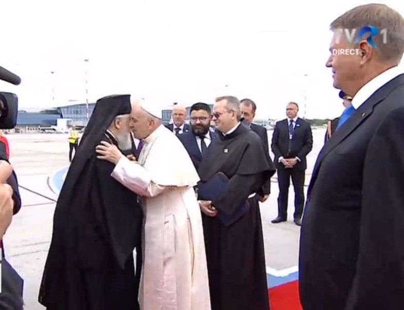 Papa Francisc întâmpinat de ÎPS Nifon, Mitropolitul Târgoviștei, la aeroport