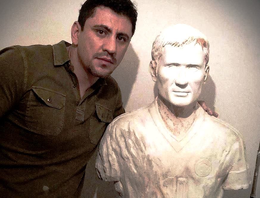 Nu are studii și este autodidact. Nana Crank, sculptorul care i-a impresionat pe Hagi și Duckadam