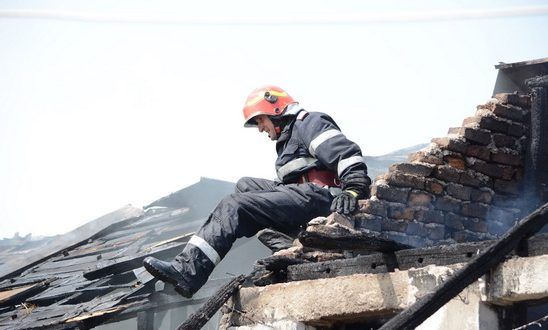 VIDEO Un bătrân din Gura Foii este considerat un piroman. Și-ar fi dat singur foc la casă