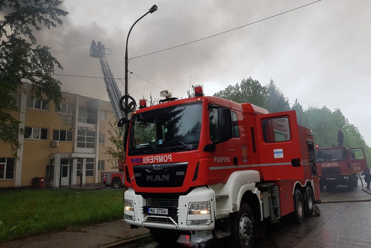 Video| Incendiul de la Mija a fost stins. Pompierii rămân să supravegheze zona