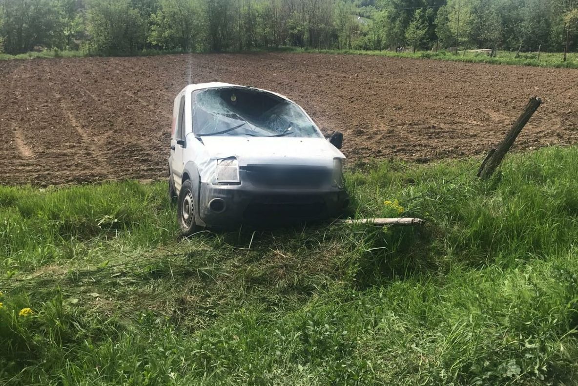 Autoturism răsturnat pe câmp, la Cobia. Șoferul a băut iar pasagerul a avut de suferit