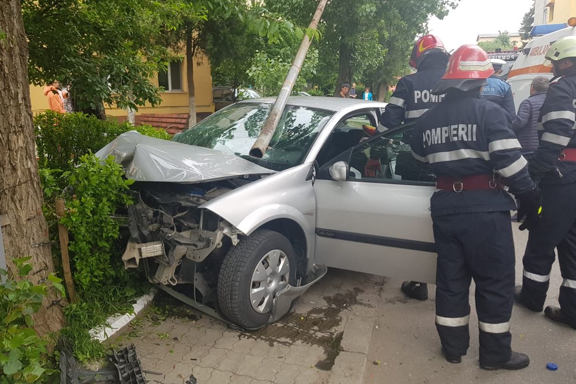 Accident la Târgoviște. Șoferul a ajuns la spital, iar mașina s-a oprit într-un pom