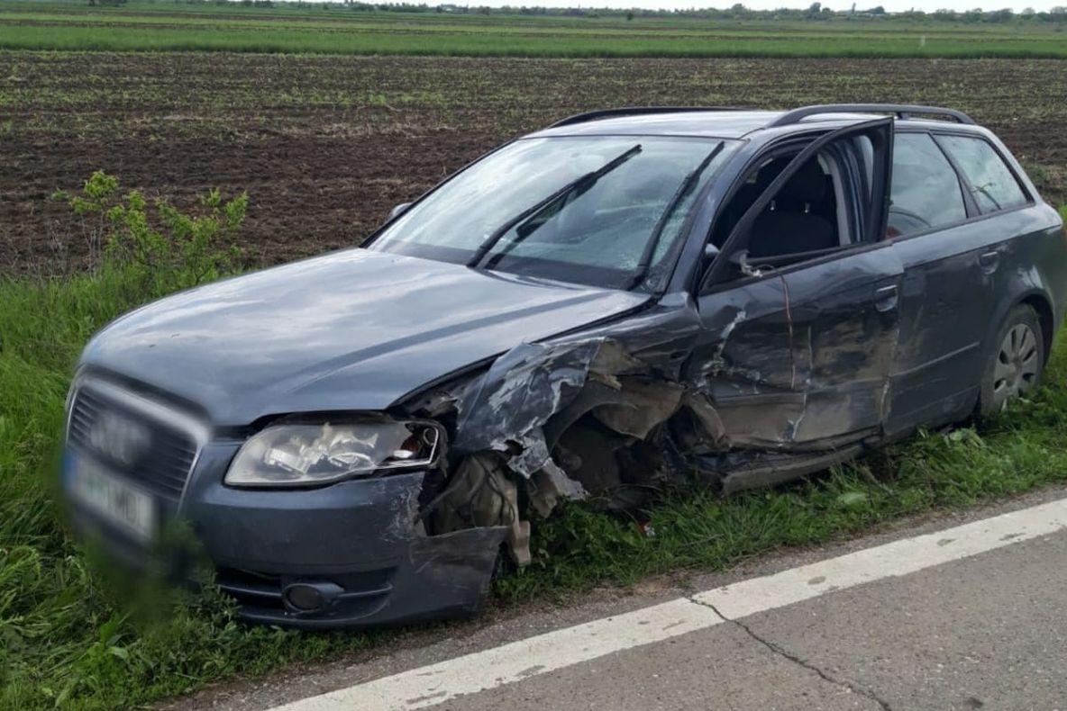 Coliziune între două mașini la Finta. Ambii șoferi au fost răniți