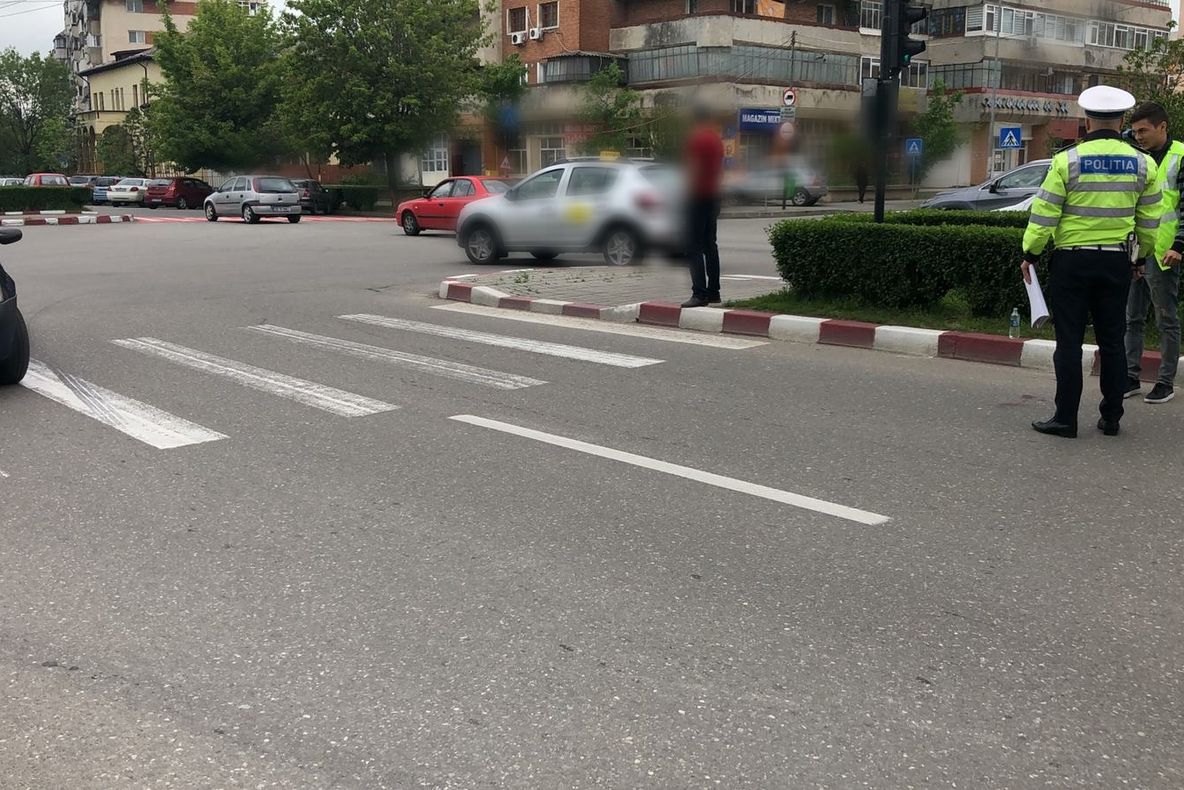 Septuagenar accidentat de o mașină, pe trecerea de pietoni, la Târgoviște