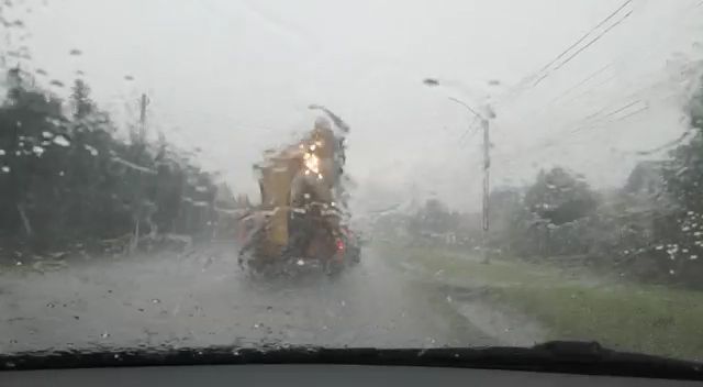 VIDEO Grindina și ploaia au creat probleme în Gura Șuții și Conțești