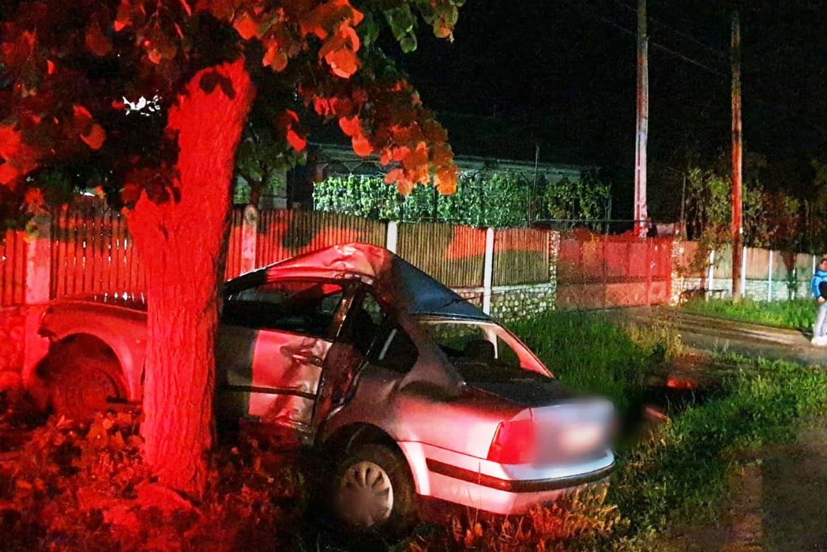 Un șofer s-a izbit de un copac în Valea Caselor