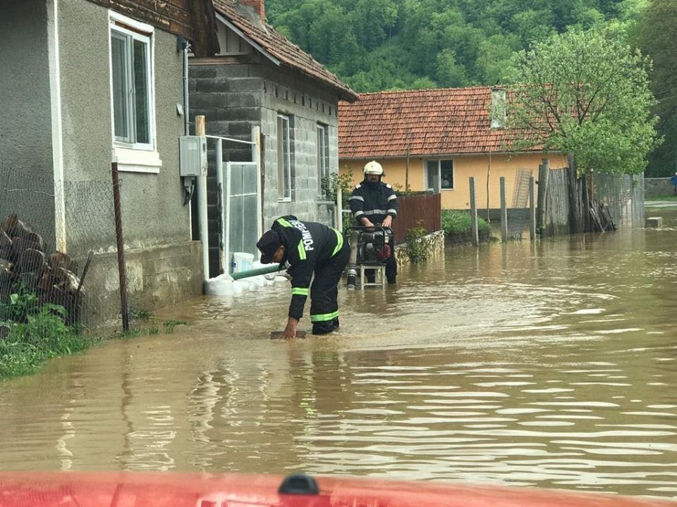 Cod galben de inundații în mai multe zone din Transilvania, Moldova, Oltenia şi Muntenia