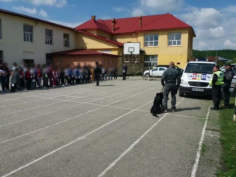 Polițiștii de la Acțiuni Speciale,  au "acționat" la o școală din Gura Ocniței.