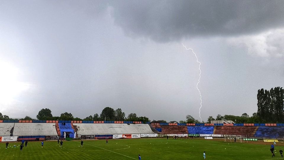 Un fulger a lovit în apropierea stadionului unde trebuie să înceapă meciul Chindia-Luceafărul Oradea
