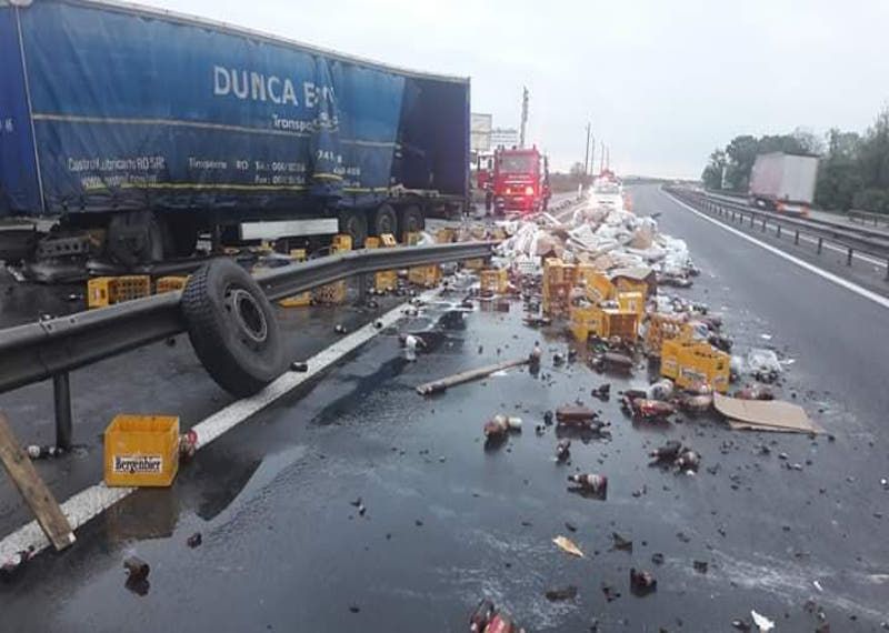 TIR încărcat cu bere răsturnat pe A1. Traficul a fost restricționat
