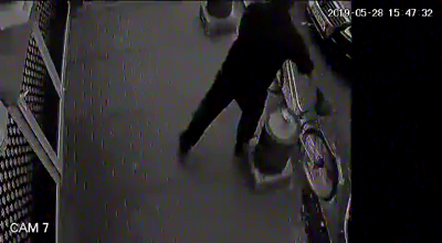 VIDEO Furt de bicicletă, surprins de camerele de supraveghere amplasate într-un centru comercial din Târgoviște