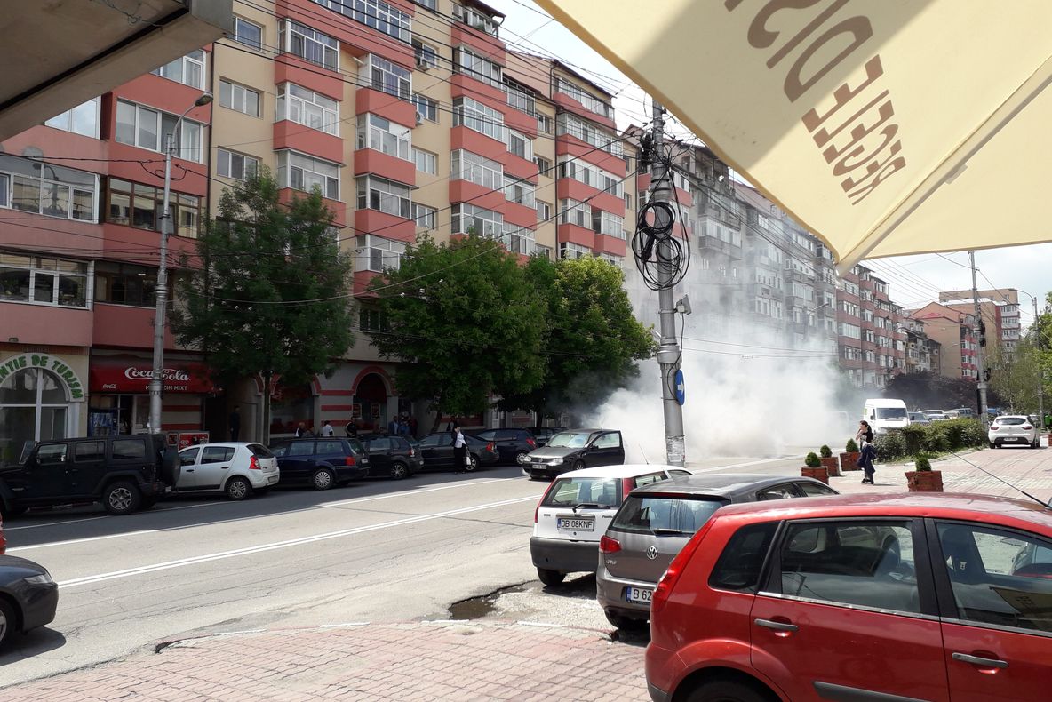Video| Panică în centrul Târgoviștei. O mașină a luat foc, în mers, pe un bulevard aglomerat
