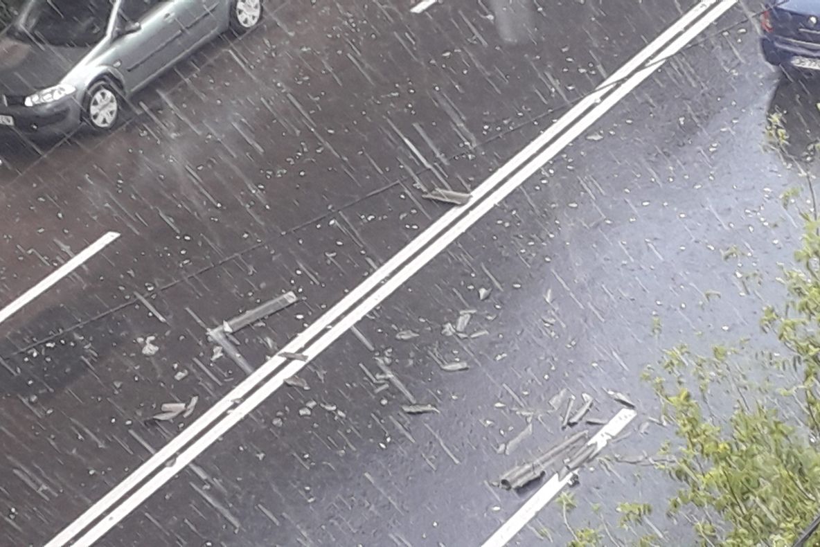 Video| Rupere de nori la Târgoviște. O furtună de doar 10 minute a smuls bucăți din acoperișul unor blocuri