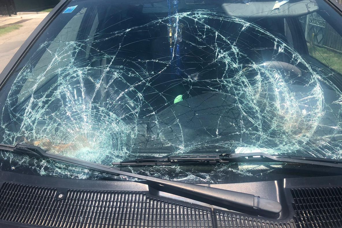 Un șofer care a adormit la volan a intrat în doi pietoni