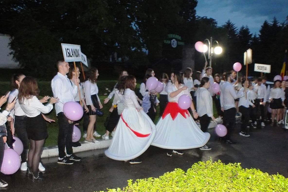 FOTO VIDEO Parada Bebel Fest 2019! Actori din 20 de țări au dansat pe străzile din Târgoviște