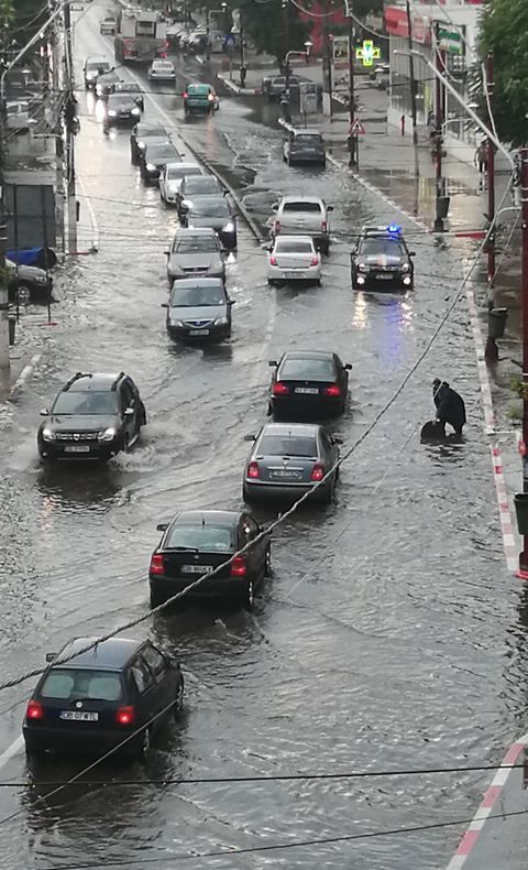 VIDEO Grindină și inundații în Găeşti. Mașinile n-au mai putut înainta