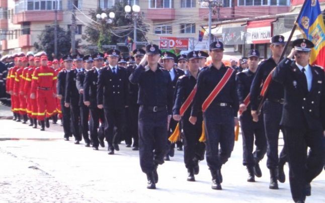 ZIUA DRAPELULUI NAȚIONAL omagiată de pompierii dâmboviţeni