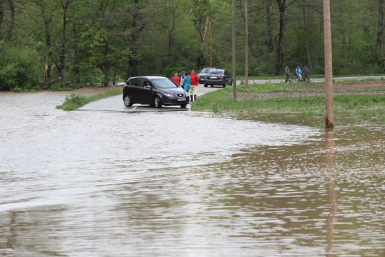 Trafic blocat pe DN 73 D Câmpulung-Târgovişte, din cauza alunecărilor de teren şi aluviunilor