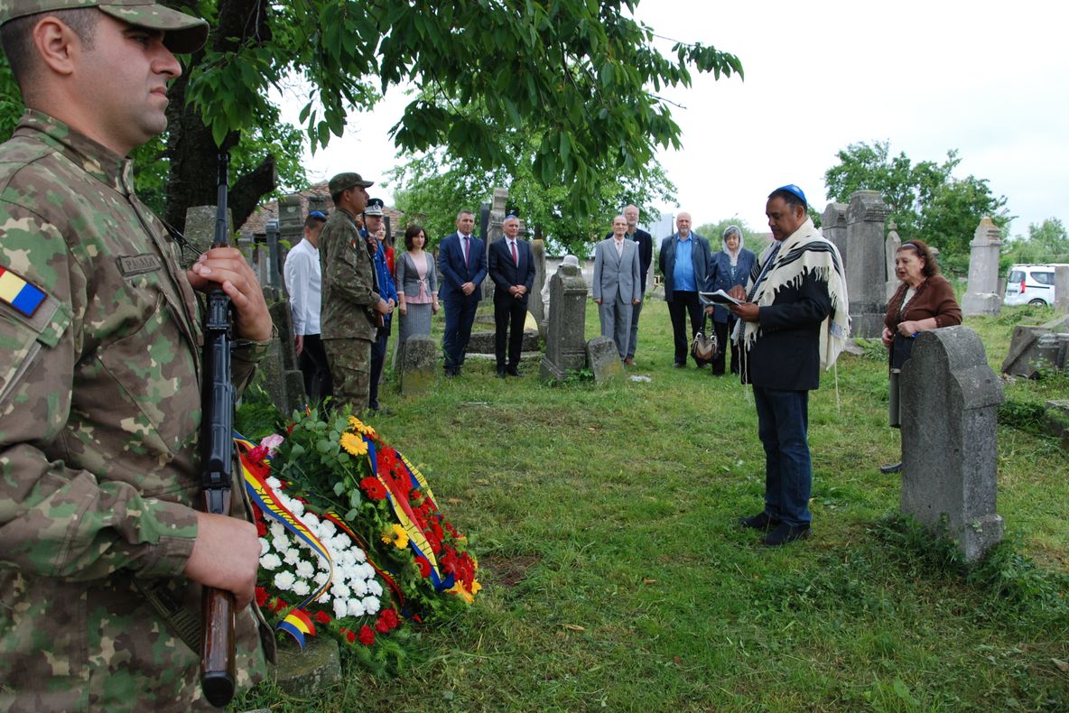 Comemorare în cimitirul evreiesc, din Târgoviște, de "Ziua Eroilor"